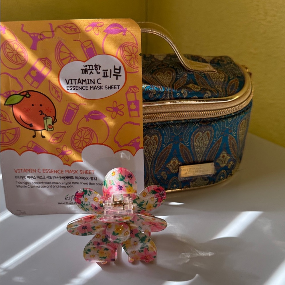 Stephanie Johnson Cosmetics bag with hair clip and Facial mask. - Picture 2 of 6